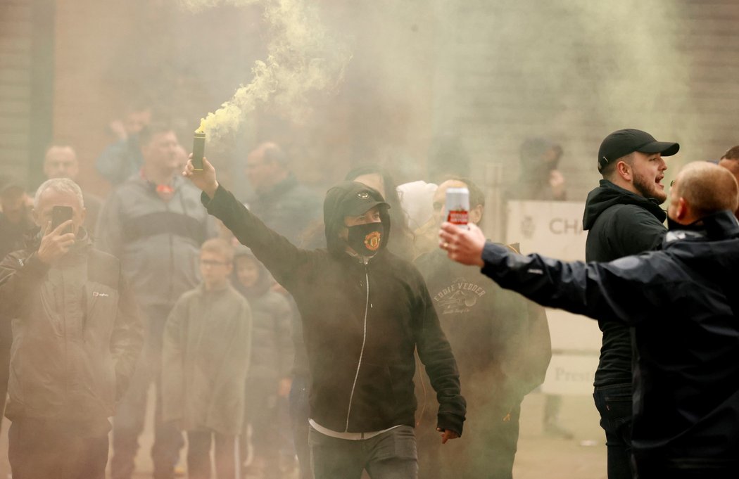 Protesty fanoušků Manchesteru United proti majitelům klubu. Někteří z příznivců vtrhli i na stadion.