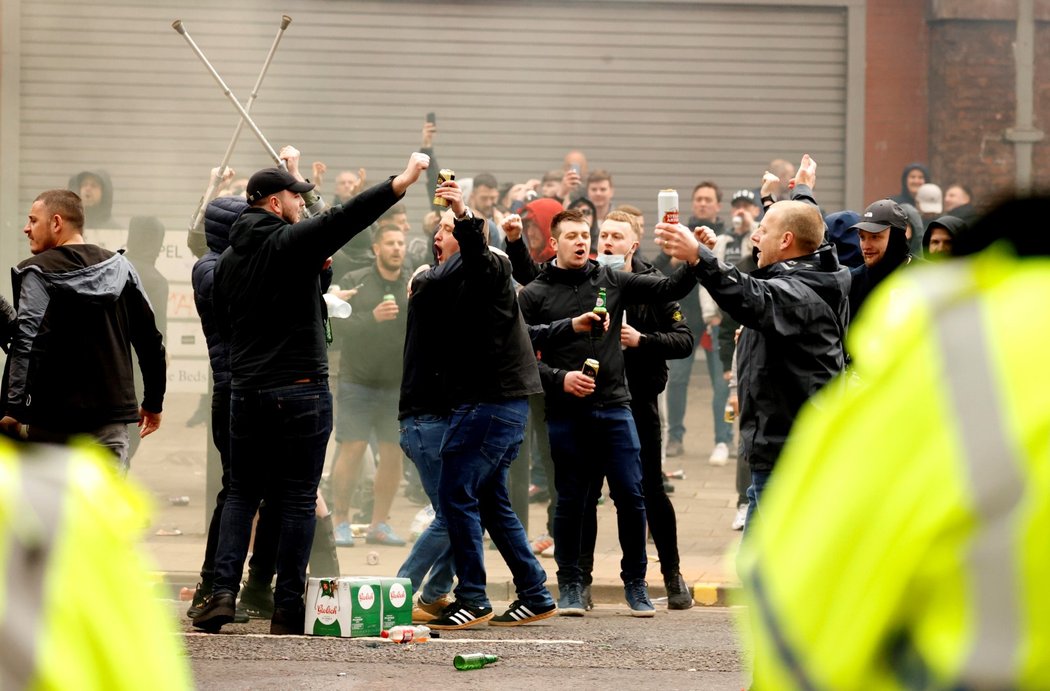 Protesty fanoušků Manchesteru United proti majitelům klubu. Někteří z příznivců vtrhli i na stadion.