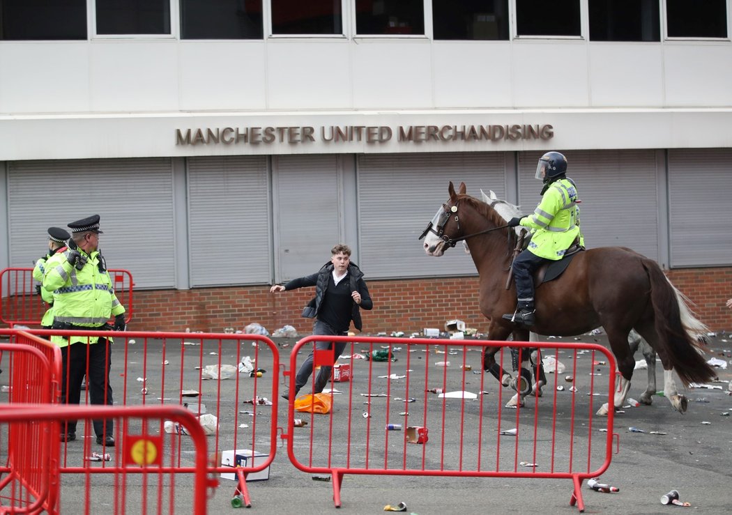 Protesty fanoušků Manchesteru United proti majitelům klubu. Někteří z příznivců vtrhli i na stadion.