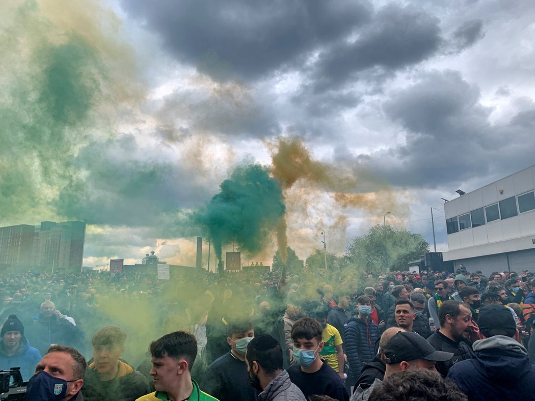 Protesty fanoušků Manchesteru United proti majitelům klubu. Někteří z příznivců vtrhli i na stadion.