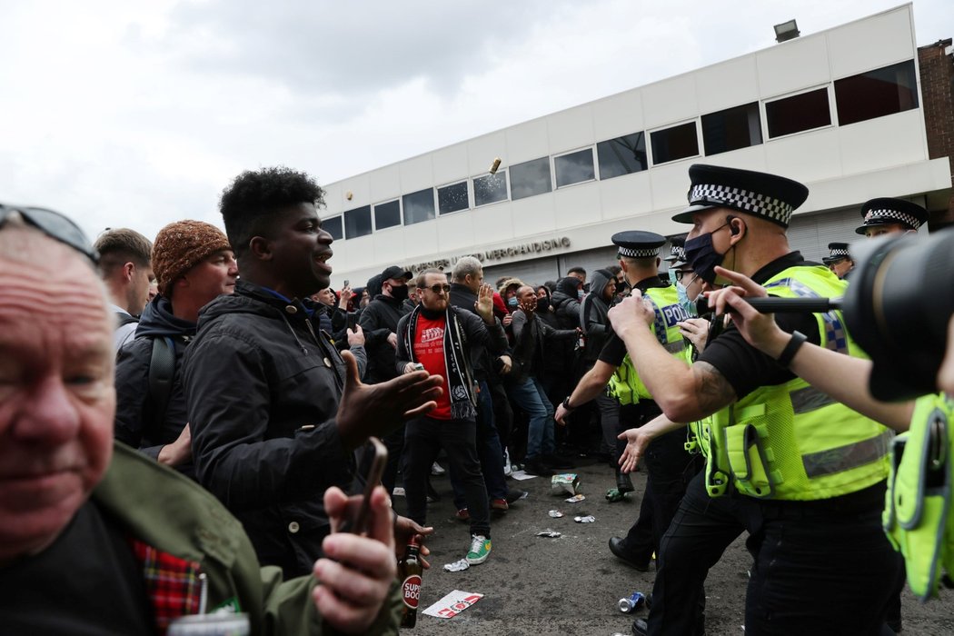 Protesty fanoušků Manchesteru United proti majitelům klubu. Někteří z příznivců vtrhli i na stadion.