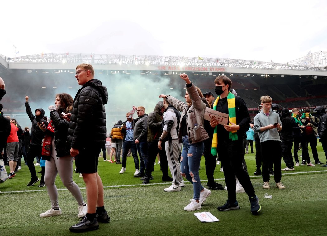 Protesty fanoušků Manchesteru United proti majitelům klubu. Někteří z příznivců vtrhli i na stadion.