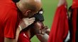 Zraněný záložník Manchesteru United Marouane Fellaini je ošetřovaný v závěru Superpoháru s Realem