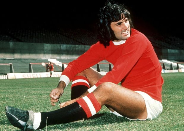 V roce 1968 vyhrál George Best Zlatý míč. Byl nositelem slavného čísla 7 a patří mezi nejlepší fotbalisty historie V roce 1968 vyhrál George Best Zlatý míč. Byl nositelem slavného čísla 7 a patří mezi nejlepší fotbalisty historie