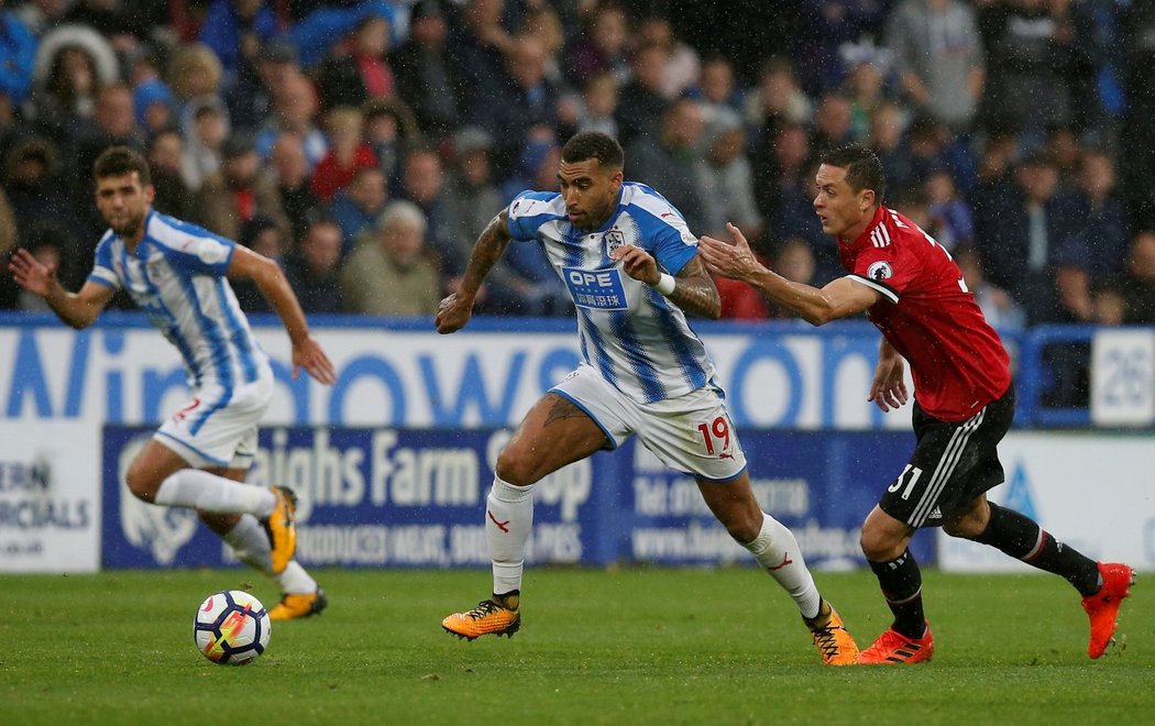 Fotbalisté Huddersfieldu v souboji s Manchesterem United