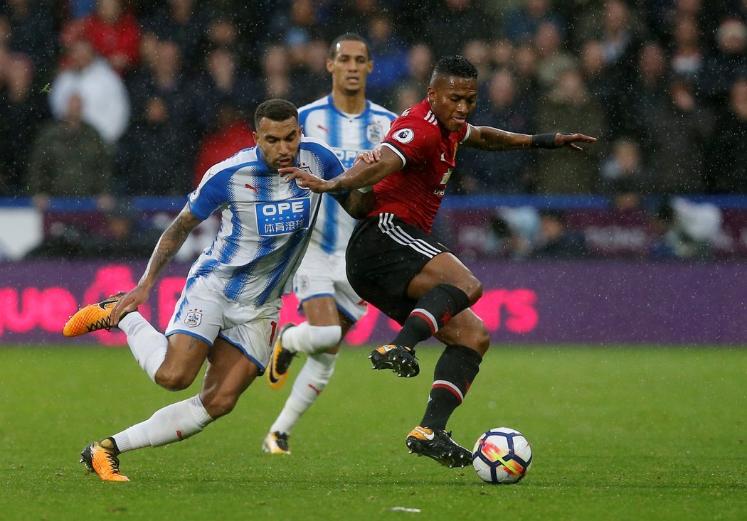 Antonio Valencia brání míč před soupeřem