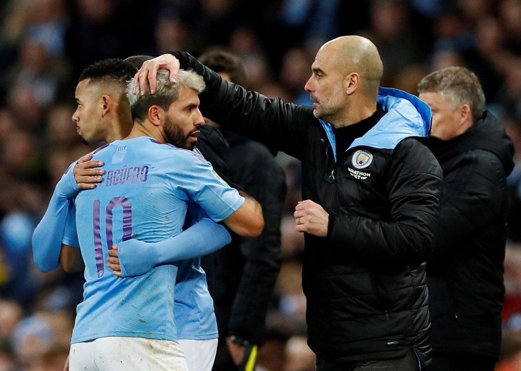 Pep Guardiola děkuje Sergio Aguerovi za odvedený výkon v manchesterském pohárovém derby