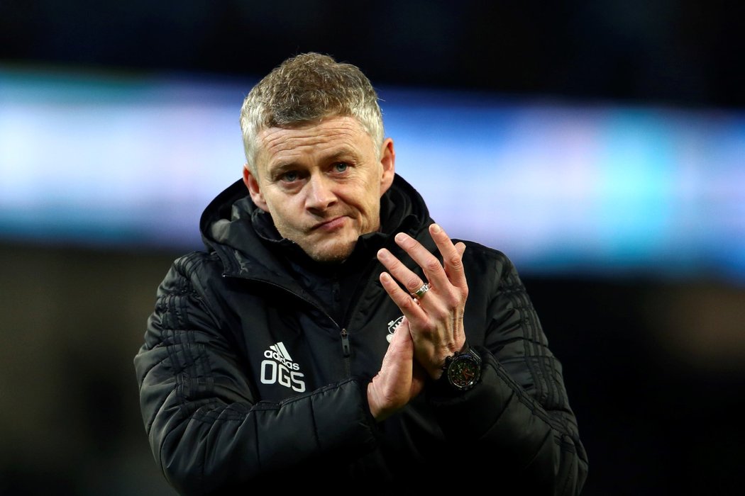 Ole Gunnar Solskjaer děkuje fanouškům po pohárovém derby se City