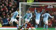 Fotbalisté Manchesteru City se radují po úvodní brance zápasu