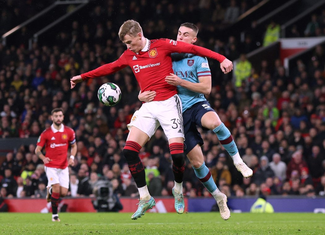 Scott McTominay v souboji o míč