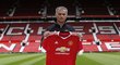 Manažer Manchesteru United José Mourinho po tiskové konferenci zapózoval s rudým dresem.