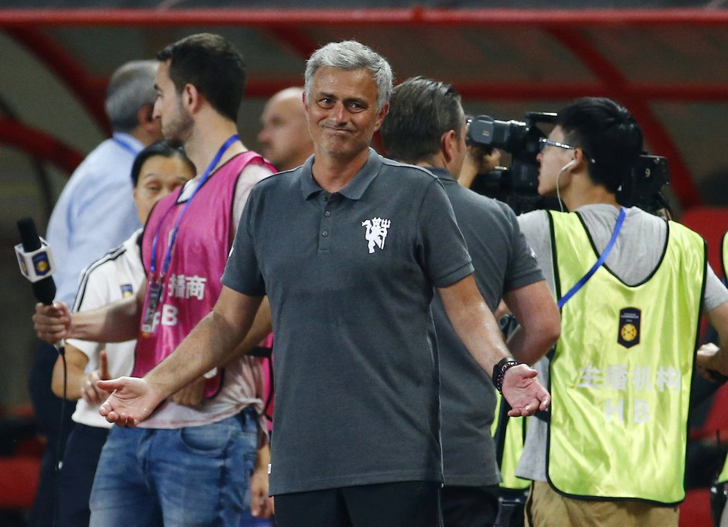 Gesto mluví jasně. Co mám dělat? Manažer José Mourinho na lavičce Manchesteru United v utkání s Dortmundem.