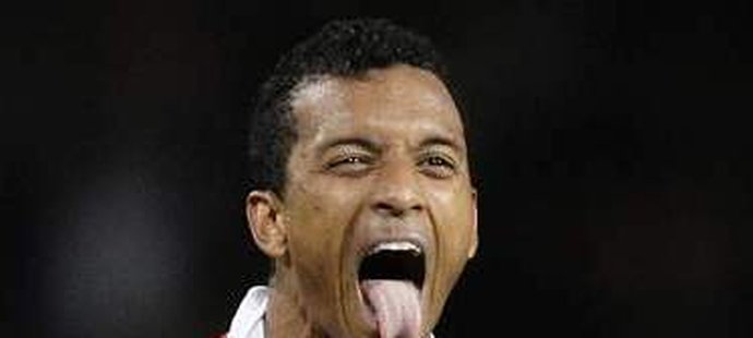 Portugalec Nani se s vypláznutým jazykem raduje z kontroverzního gólu do sítě Tottenhamu. Jeho hráči se hodně vztekali