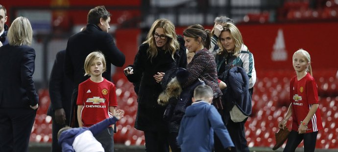 Herečka Julia Roberts s Coleen Rooney sledují smečku dětí na Old Trafford po zápase United