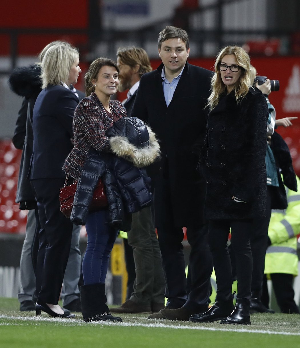 Na trávník po zápase United s West Hamem vyrazila herečka Julia Roberts (vpravo) i manželka útočníka Waynea Rooneyho Coleen