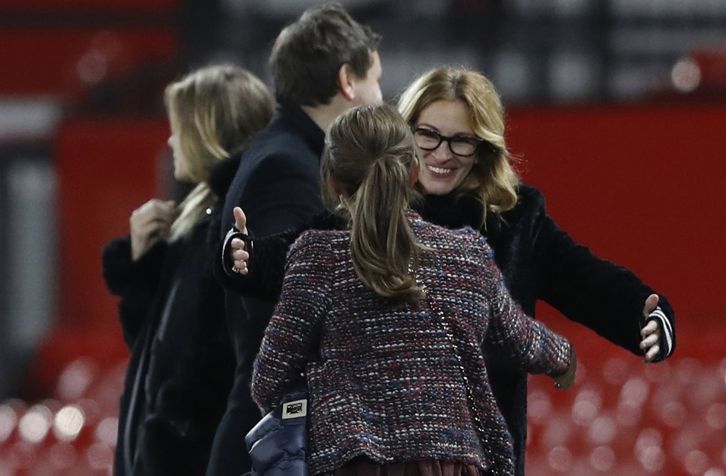 Oscarová herečka Julia Roberts se vrhá po Coleen Rooney na Old Trafford po zápase United s West Hamem