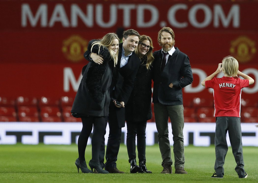 Julia Roberts (druhá zprava) se s manželem Danielem Moderem na Old Trafford nechala ochotně fotit