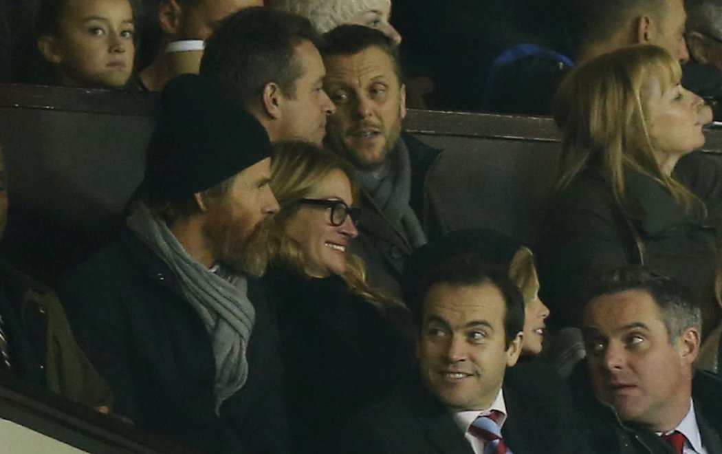 Herečka Julia Roberts s manželem Danielem Moderem sleduje na tribuně duel fotbalistů Mancehsteru United s West Hamem