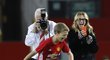 Herečka Julia Roberts, která se považuje za fotbalovou mámu, natáčí na Old Trafford svou dceru, jež skluzem sestřelila další z dětí pohybujících se po trávníku