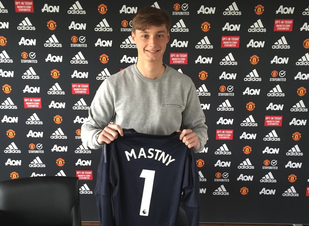 Brankář Ondřej Mastný s dresem Manchesteru United se svým jménem a číslem 1