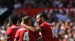 Karel Poborský se raduje z branky Manchesteru United v objetí s Ruudem van Nistelrooijem