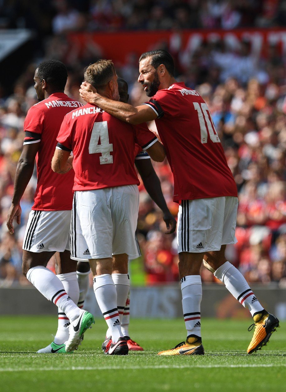 Karel Poborský se raduje z branky Manchesteru United v objetí s Ruudem van Nistelrooijem