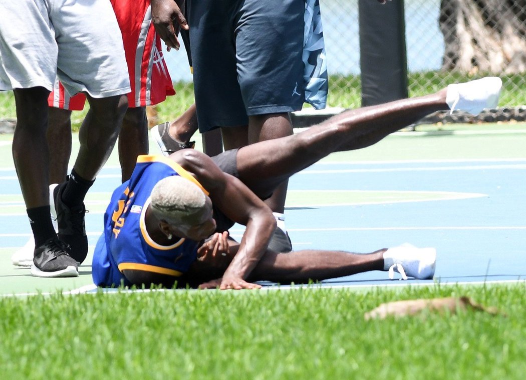 Záložník Manchesteru United Paul Pogba během dovolené na Miami, kde si rád zahrál i basketbal