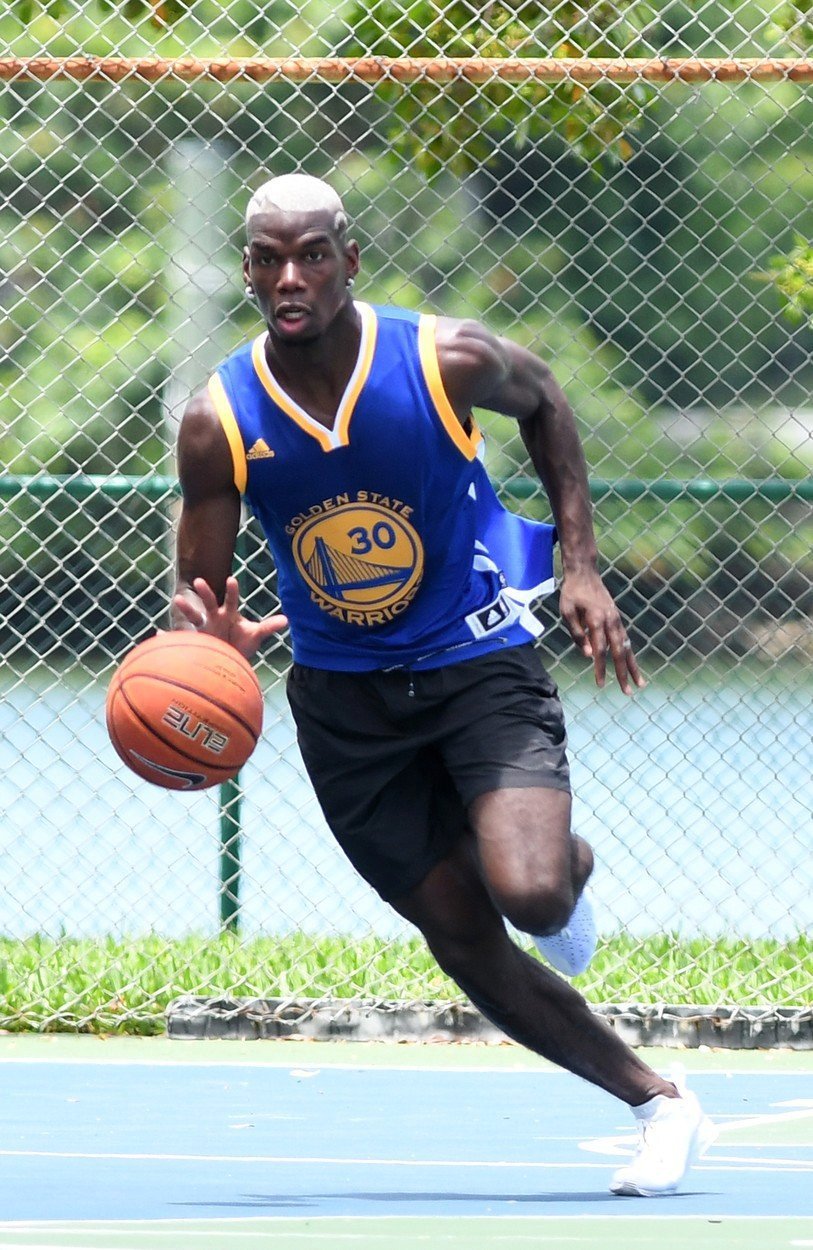 Záložník Manchesteru United Paul Pogba během dovolené na Miami, kde si rád zahrál i basketbal