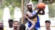 Záložník Manchesteru United Paul Pogba během dovolené na Miami, kde si rád zahrál i basketbal