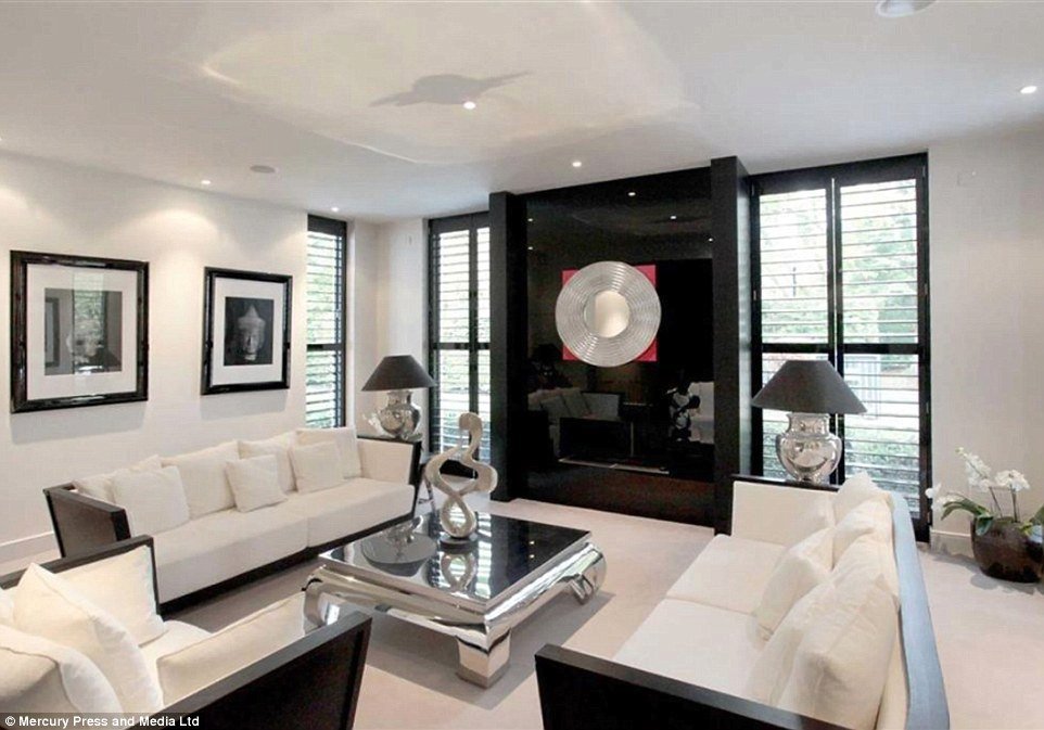 Nejdražší fotbalista světa Paul Pogba si pořídil luxusní dům, v Manchesteru už bydlí ve svém.