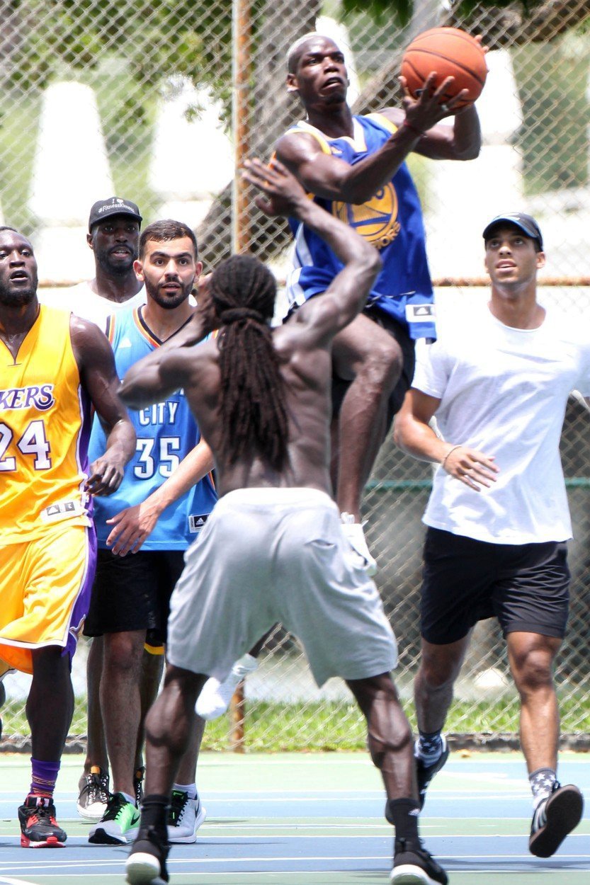 Záložník Manchesteru United Paul Pogba během dovolené na Miami, kde si rád zahrál i basketbal