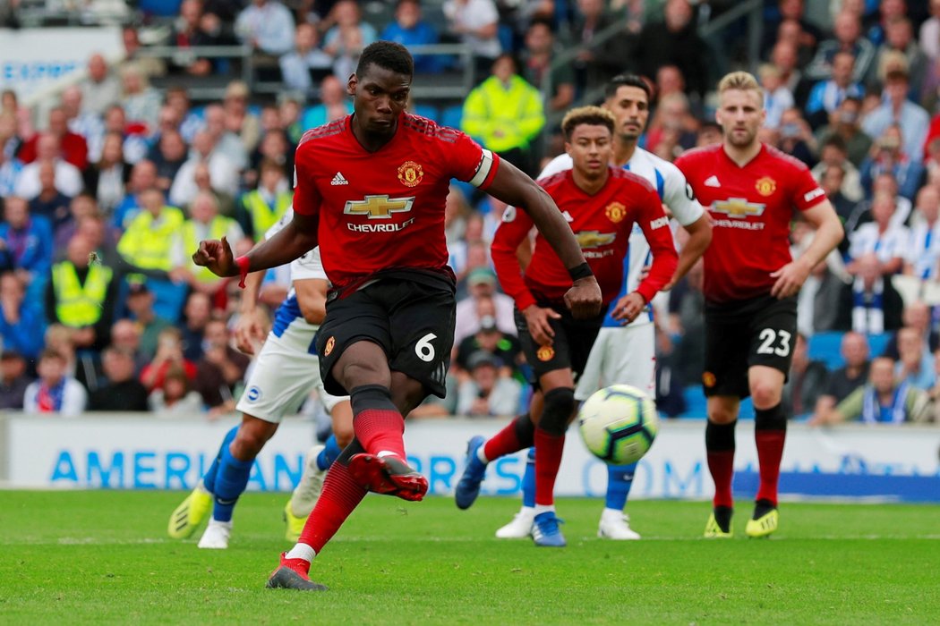 Paul Pogba proměňuje pokutový kop v zápase Manchesteru United proti Brightonu, který &#34;Rudý ďáblové&#34; prohráli 2:3