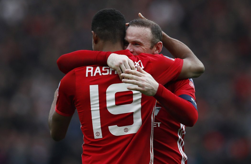 Rashfordovi ke gólů proti Readingu gratuloval i kapitán Manchesteru United Wayne Rooney