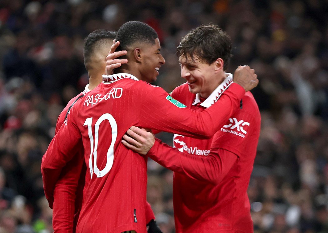 Fotbalisté Manchesteru United slaví Rashfordův gól