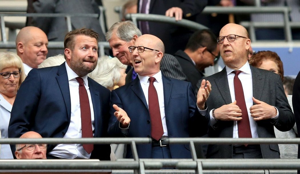 Výkonný ředitel Richard Arnold (vlevo) v diskuzi s majiteli Manchesteru United Joelem Glazerem (uprostřed) a Avramem Glazerem (vpravo)