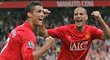 Cristiano Ronaldo a Rio Ferdinand se radují z gólu v dresu Manchesteru United