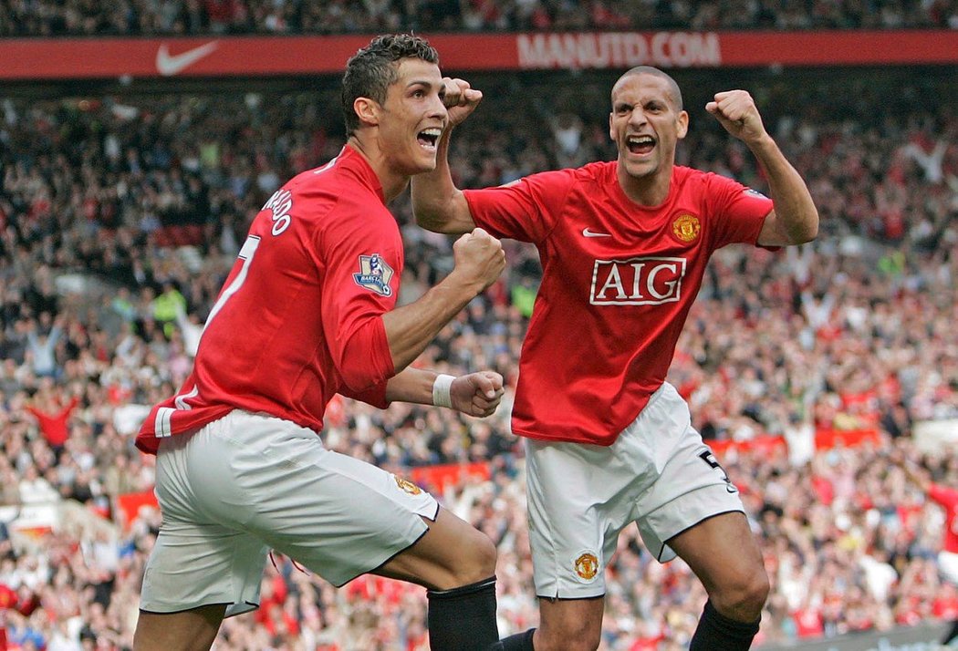 Cristiano Ronaldo a Rio Ferdinand se radují z gólu v dresu Manchesteru United