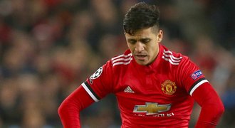 Přeplácená hvězda v krizi. Sánchez je v United izolovaný, obědvá sám