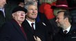 Výměna názorů osobností Manchesteru United - vlevo legendární trenér Alex Ferguson, vpravo výkonný viceprezident Ed Woodward