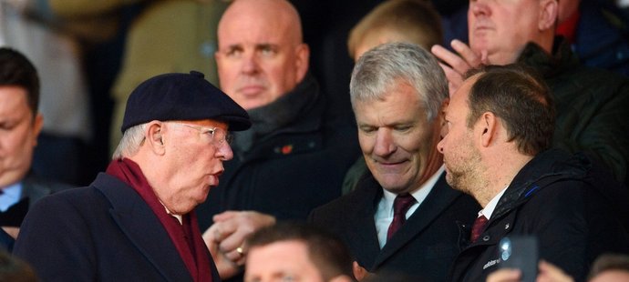 Výměna názorů osobností Manchesteru United - vlevo legendární trenér Alex Ferguson, vpravo výkonný viceprezident Ed Woodward