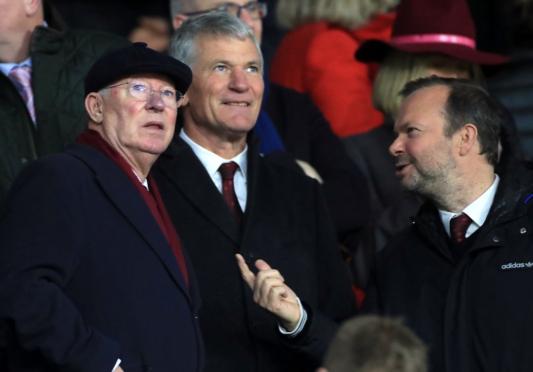 Výměna názorů osobností Manchesteru United - vlevo legendární trenér Alex Ferguson, vpravo výkonný viceprezident Ed Woodward