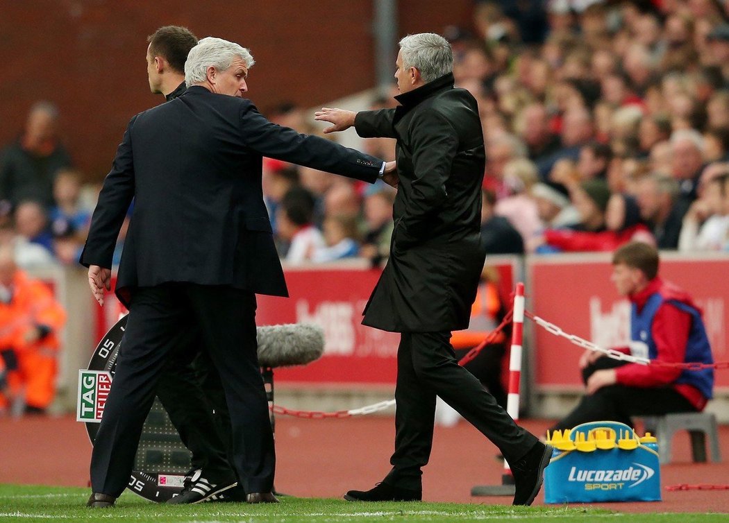 Kouči Stoke se nelíbilo, že Mourinho narušil jeho prostor