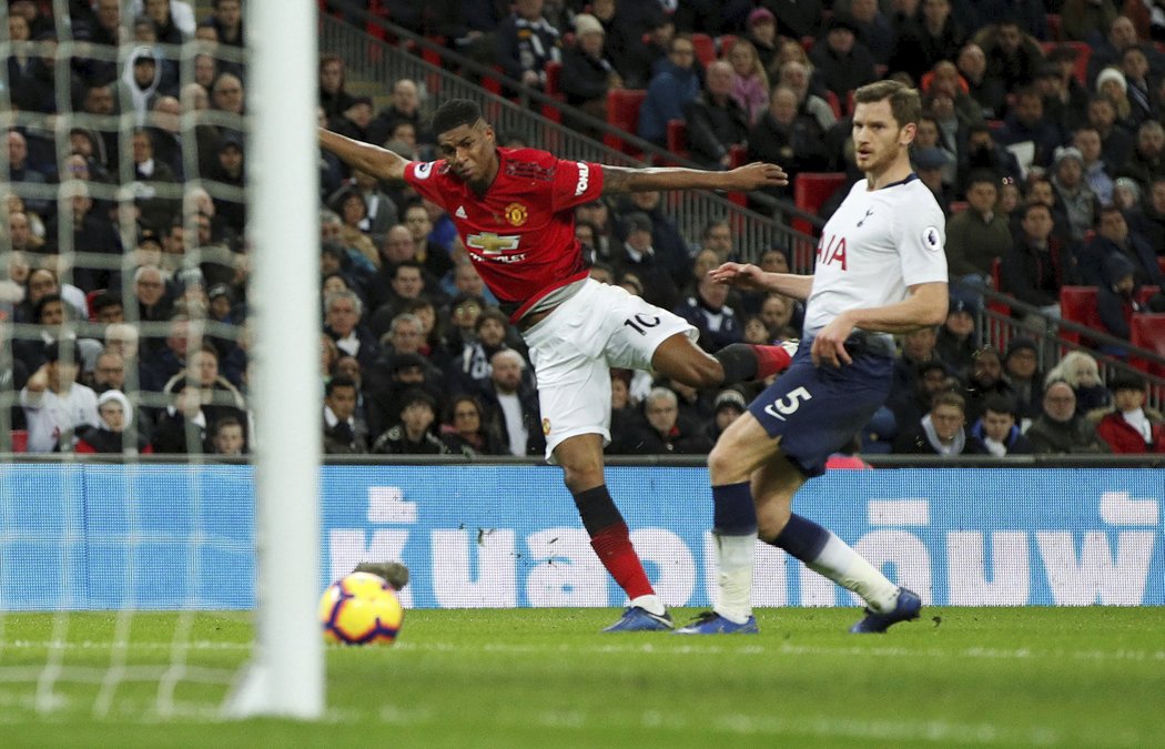 Marcus Rashford střílí jediný gól zápasu v Tottenhamu