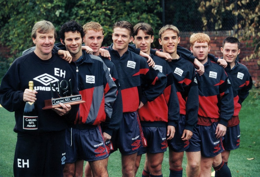 A pro porovnání, na snímku z roku 1992 talentované mládí Manchesteru United včele s mládežnickým koučem Ericem Harrisonem (zleva Ryan Giggs, Nicky Butt, David Beckham, Gary Neville, bratr Phil Neville, Paul Scholes a Terry Cooke)