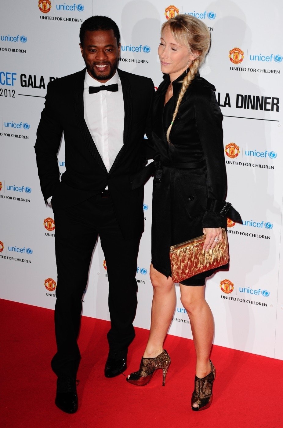 Patrice Evra dorazil na charitativní večeři Manchesteru United s motýlkem a manželkou Sandrou