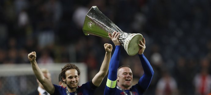 Šťastný Wayne Rooney s pohárem pro vítěze Evropské ligy
