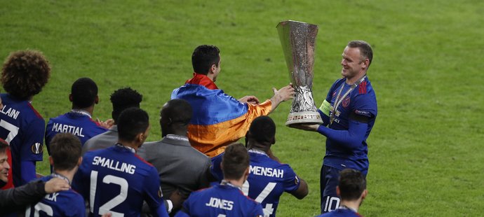 Wayne Rooney jako střídající kapitán Manchesteru United převzal pohár pro šampiona Evropské ligy