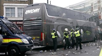 Pokažená rozlučka. Fanoušci West Hamu zaútočili na autobus United!