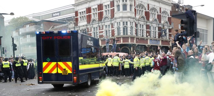 Chuligáni řádili před zápasem West Hamu s Manchesterem United.