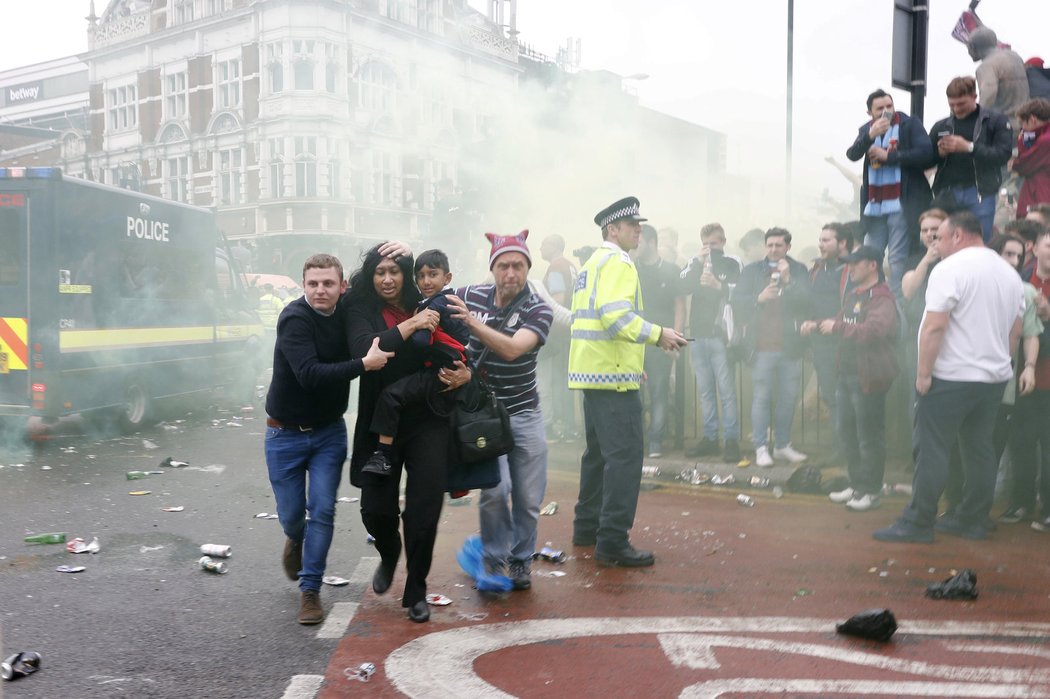 Fanoušci se postarali o odložení výkopu zápasu mezi West Hamem a Manchesterem United